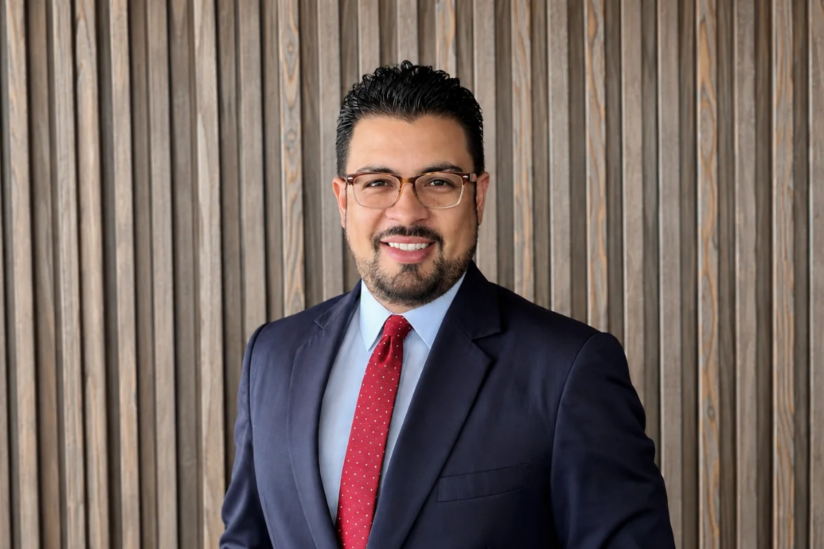 Jefray Torres Betancourt en un entorno profesional